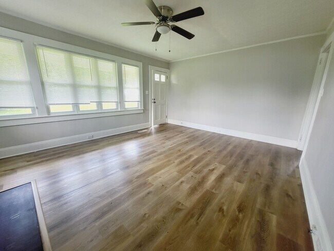 Building Photo - 33 Central Heights Dr