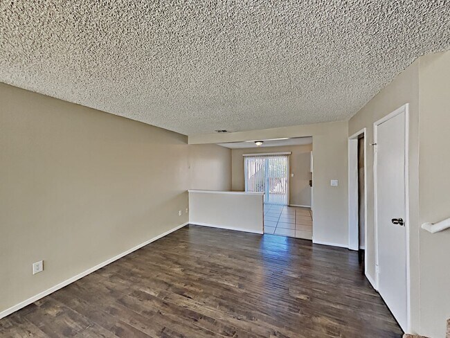 Building Photo - 1121 E Renton St