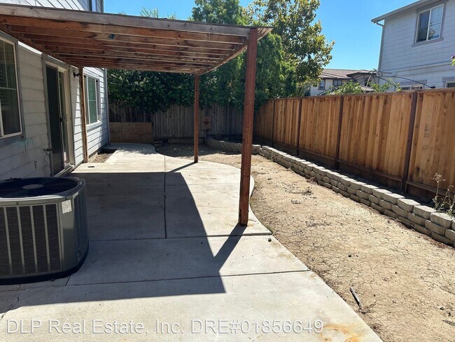 Building Photo - 4 br, 2.5 bath House - 2320 S. Fallbrook D...