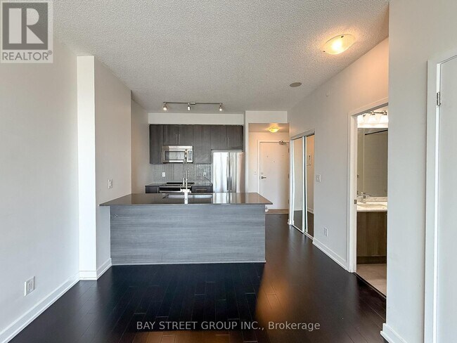 Photo du bâtiment - 510-2510 Curran Place