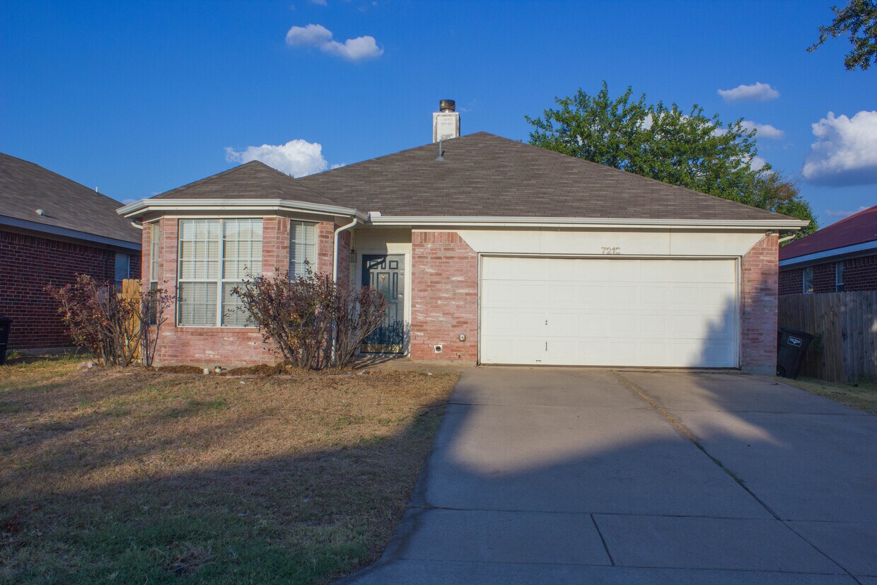 Primary Photo - 7212 Park Creek Cir W