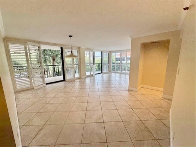 Building Photo - 2843 S Bayshore Dr