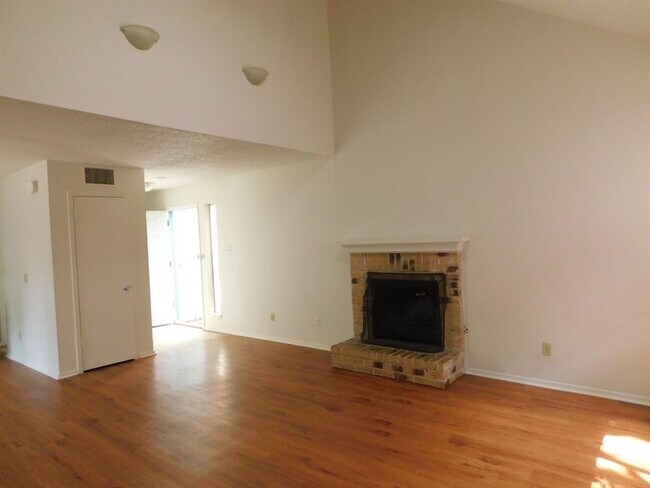 Foto del edificio - 2000 Travis Heights Blvd