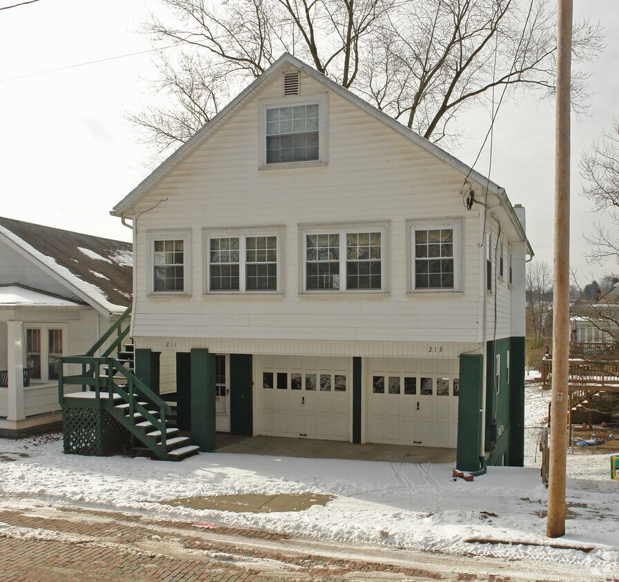 Primary Photo - 211-213 Holly St