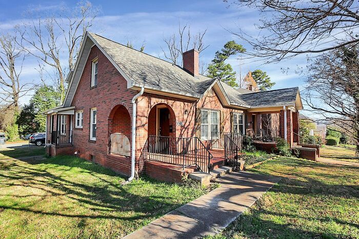 Charming 3BD/2BA Duplex in Dilworth! - Charming 3BD/2BA Duplex in Dilworth!
