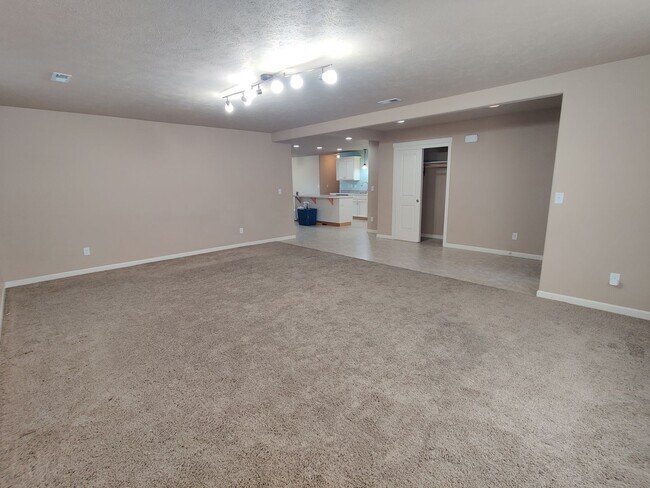 Building Photo - Great West Pasco Location with Updates thr...