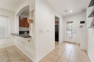 Building Photo - 9132 Gabardine Ave