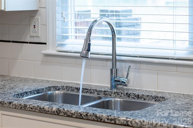 Foto del edificio - 943 Dudley Dr