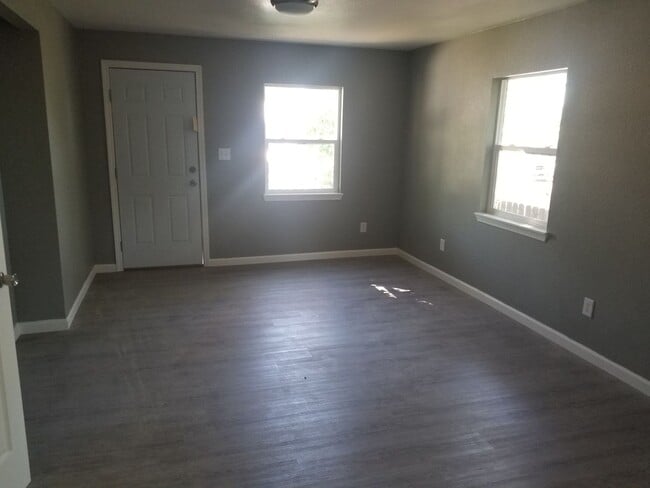 Building Photo - 3 BED 1 BATH HOUSE WITH A FENCED BACKYARD