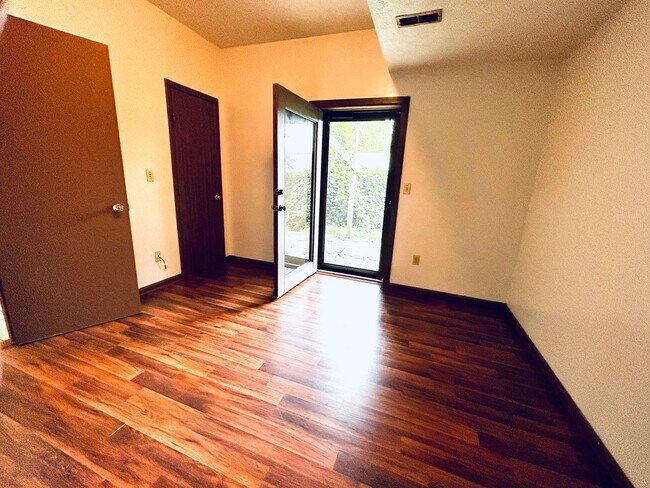 Foto del edificio - 704 W 15th Street