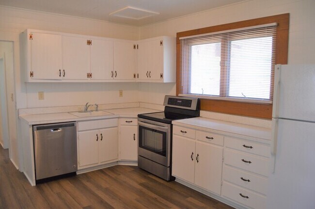 Building Photo - Available Now! Move in Ready!