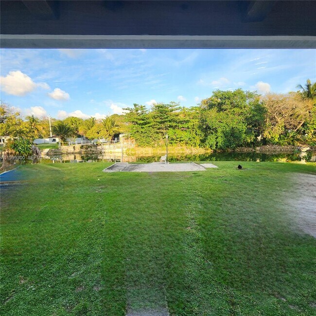 Foto del edificio - 3325 S Lake Dr