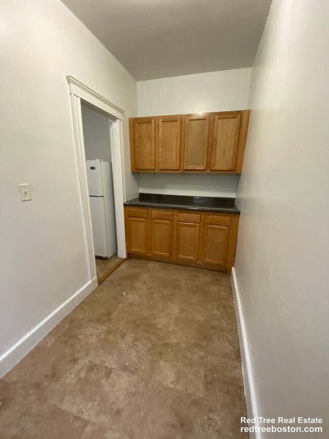 Photo - 70 Chiswick Rd. Unit 6 Apartment