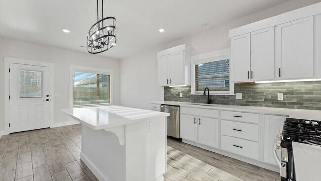 Building Photo - Modern 3BR Near Creekside Park