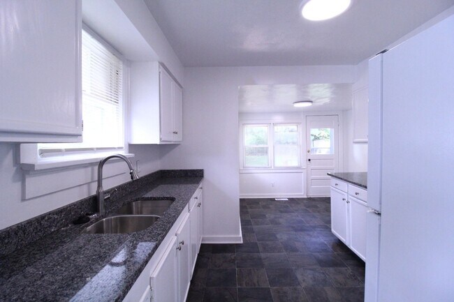 Foto del edificio - October FREE On This 2 Bedroom 1 Bath Home...