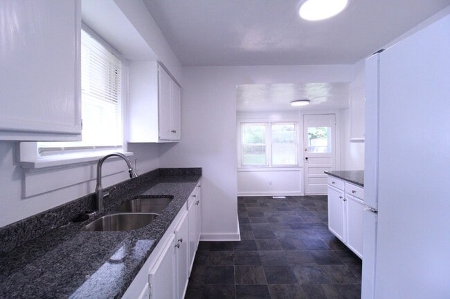 Building Photo - September FREE On This 2 Bedroom 1 Bath Ho...