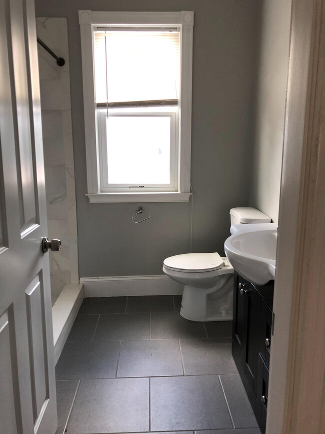 Full Bath - 645 E 6th St
