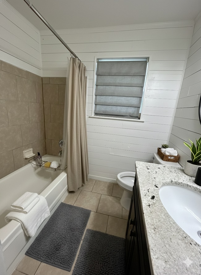 Building Photo - Stunning Home located near the college