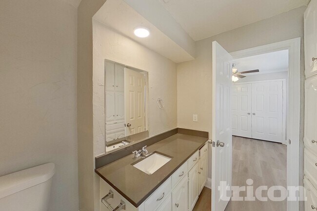 Foto del edificio - 7724 Grassland Dr