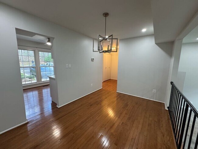 Foto del edificio - 5215 Lonsdale Dr