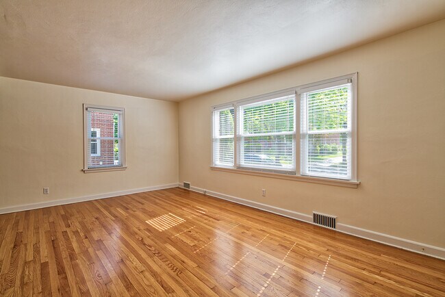 Living Room - 5062 N Bay Ridge Ave