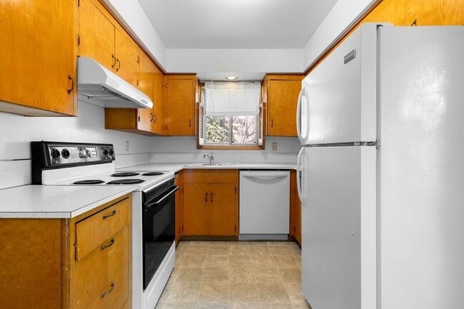 Building Photo - 3511 SE Cora Dr