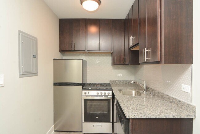 Building Photo - 525 W Surf St