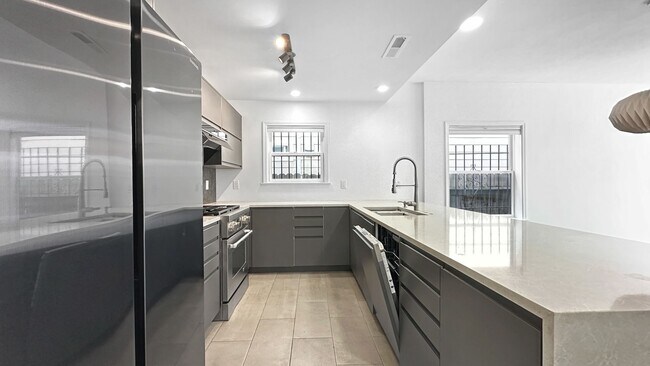 Foto del edificio - Fruit Trees on this Tastefully Remodeled House in Prescott!
