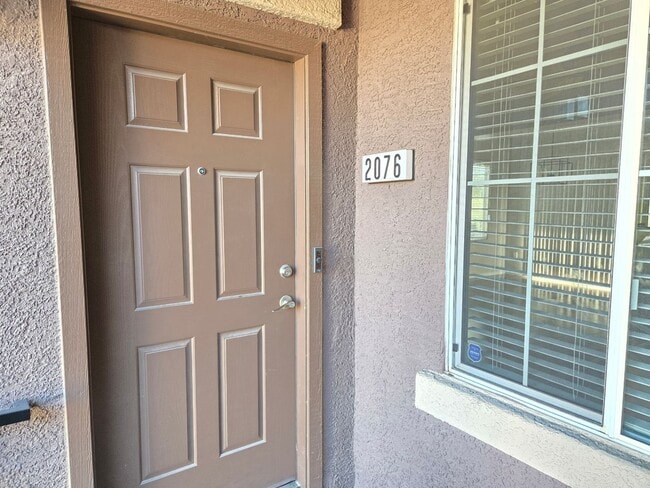 Building Photo - Lovely 3bdr 2bth apartment with one car garage