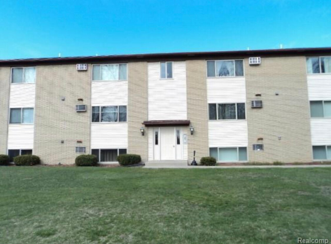 2 Bed 1 Bath unit in Wildwood condominiums. In a back Building, upper unit, quiet setting - 1875 Michigan Ave