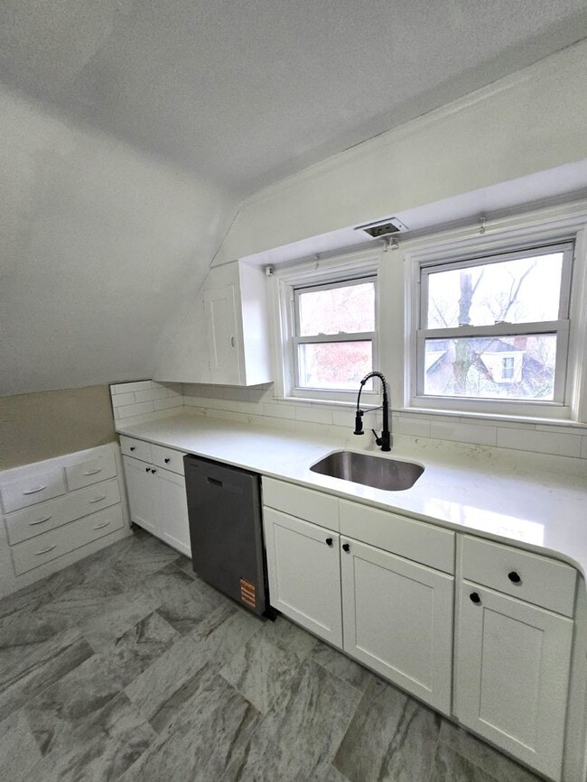 Building Photo - 848 Smith St