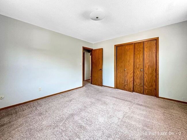Foto del edificio - 2050 Pike Lake Dr