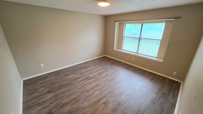 Foto del edificio - 6301 Fairlane Dr