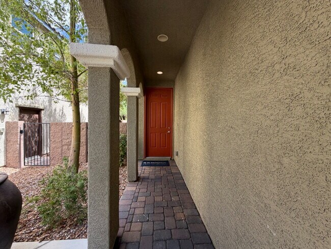 Foto del edificio - 4 BED 2.5 BATH 2 CAR GARAGE SINGLE FAMILY HOME W/ FULLY LANDSCAPED BACKYARD. THIS WAS FORMER MODE...