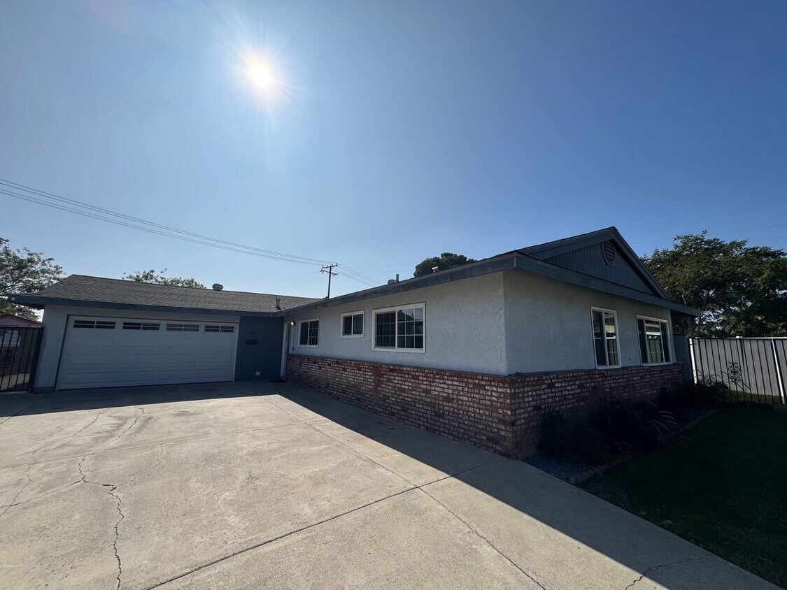 Foto principal - Beautiful 4Bd/2Ba Home w/Pool, Fully Fenced Large Backyard in Corona!
