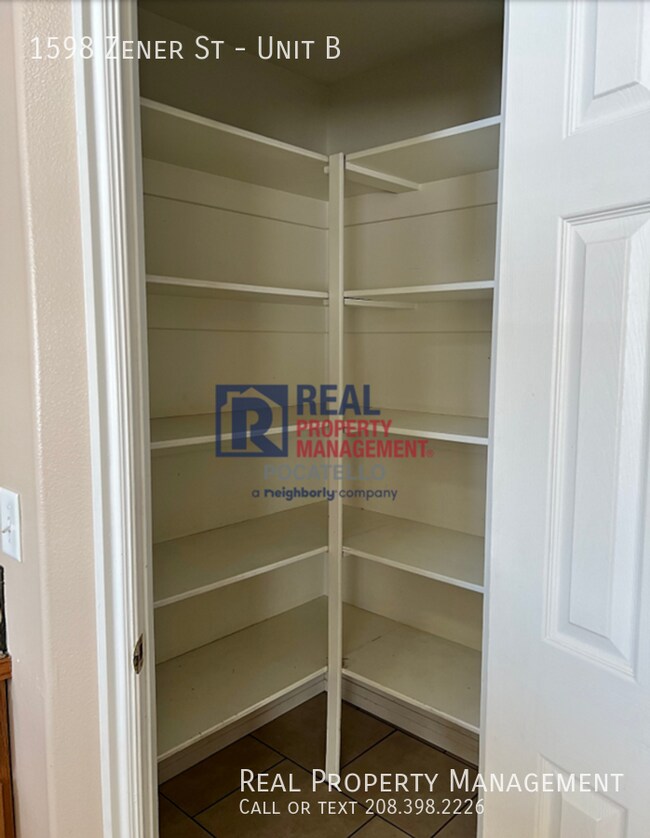Foto del edificio - 3 Bedroom 1 Bath Duplex - Pet Friendly