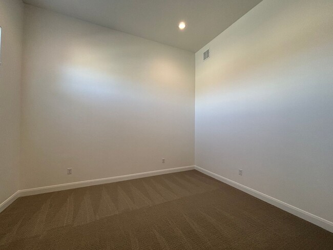 Foto del edificio - BRAND NEW HOME BY SAND HOLLOW FOR RENT!