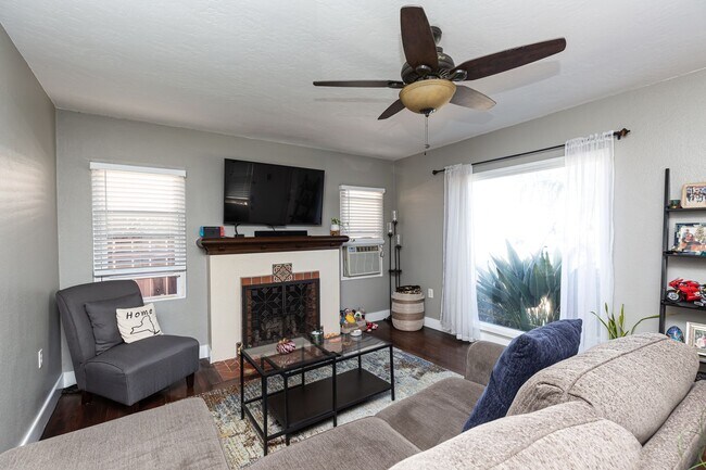 Building Photo - Charming, upgraded, and great outdoor spac...