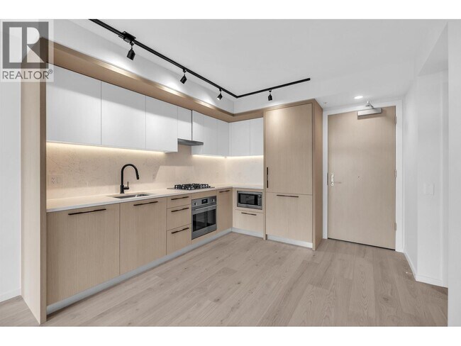 Building Photo - 2729 Kingsway