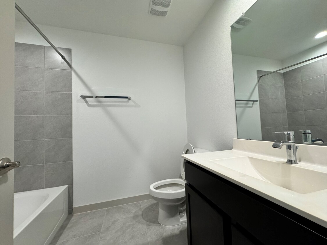 Building Photo - 3322 Silverton Dr