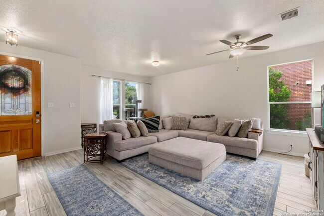Building Photo - Charming Home Awaits: Spacious & Modern Li...