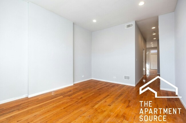 Foto del edificio - 2416 N Maplewood Ave