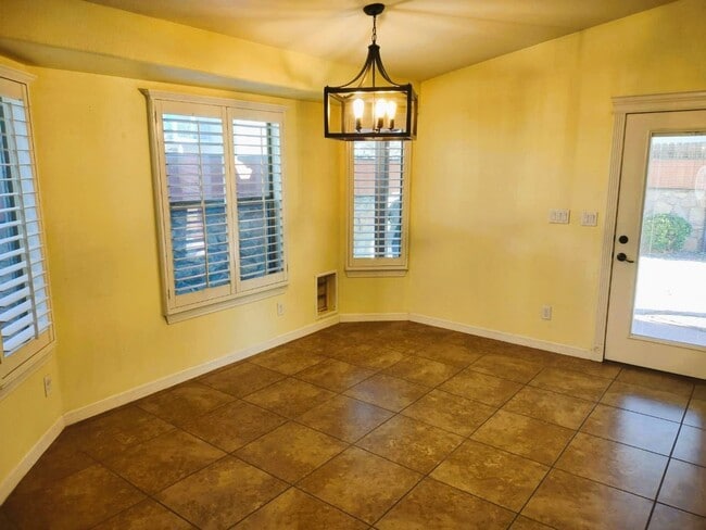 Foto del edificio - Immaculate Single Level Eastside Home With Refrigerated Air Located In Quiet Neighborhood