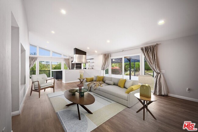 Foto del edificio - 8657 Valley Flores Dr