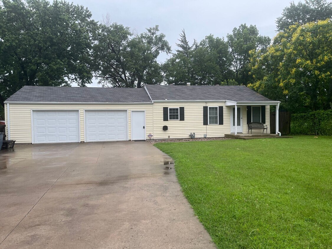 Primary Photo - EXTREMELY WELL KEEP HOME SITTING ON 1/2 AC...