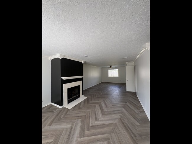 Foto del edificio - 13714 Firerock Dr