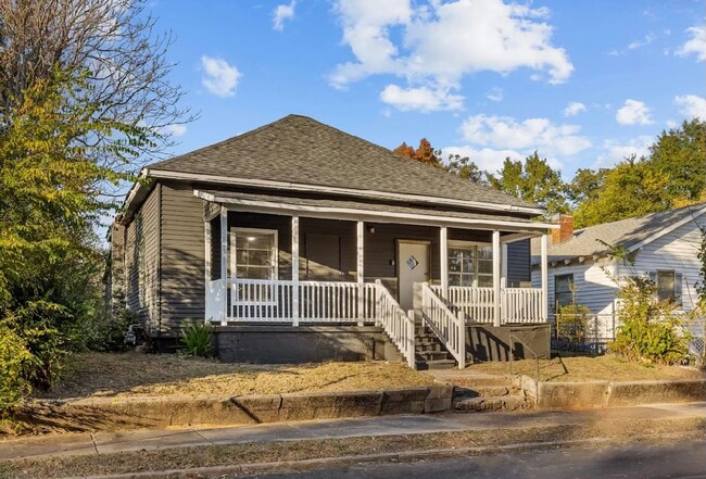 Building Photo - Beautifully Renovated 3 Bedroom 1.5 Bath H...