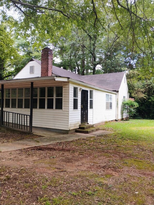 Primary Photo - Must See Huge 5 Bedroom/3 Bathroom Home Fo...