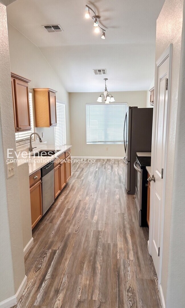 Foto del edificio - 2 Bed/2 Bath Home with Fenced Yard & Garage / Available Now!