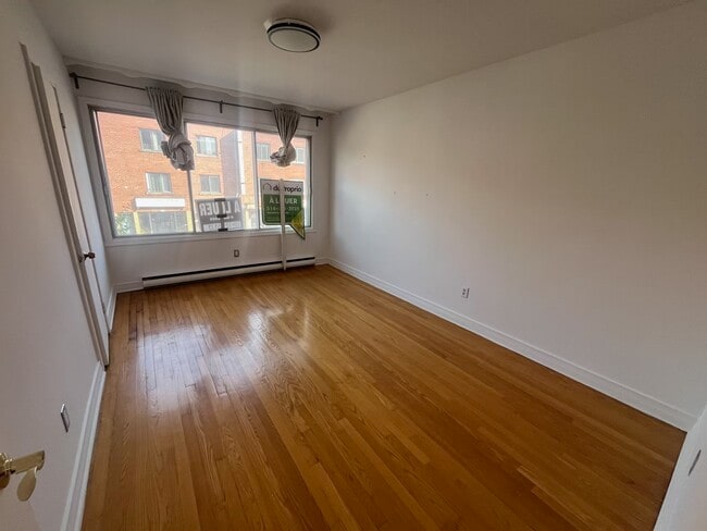 Building Photo - 3769 Rue Masson